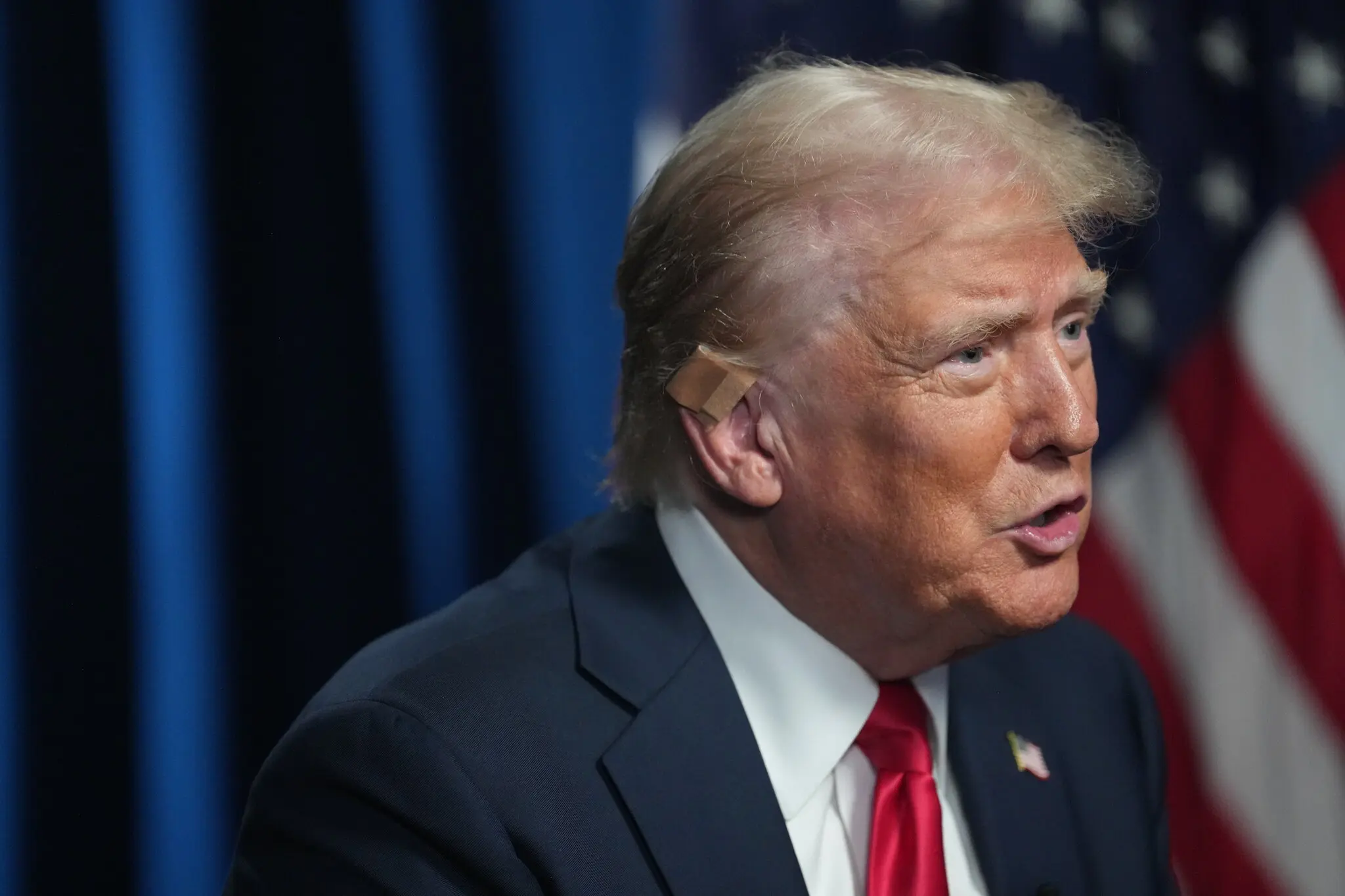 Колишній лікар Трампа в Білому домі розповів нові подробиці про його кульове поранення